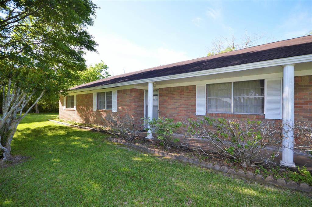 zig_zan's tweet image. 3BHK - Single Family 

Fantastic home in need of a #remodel Home took #water during Harvey This 3 #bedroom with  study could be a 4 #bedroom home on 1 acre of land Home offers a 2 #car attached #garage, covered #porches, and a large #storage barn 

 Visit: goo.gl/cGAFRk