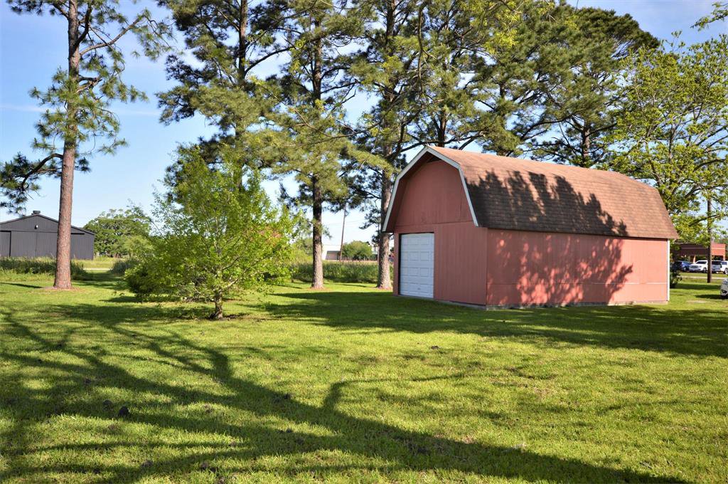 zig_zan's tweet image. 3BHK - Single Family 

Fantastic home in need of a #remodel Home took #water during Harvey This 3 #bedroom with  study could be a 4 #bedroom home on 1 acre of land Home offers a 2 #car attached #garage, covered #porches, and a large #storage barn 

 Visit: goo.gl/cGAFRk