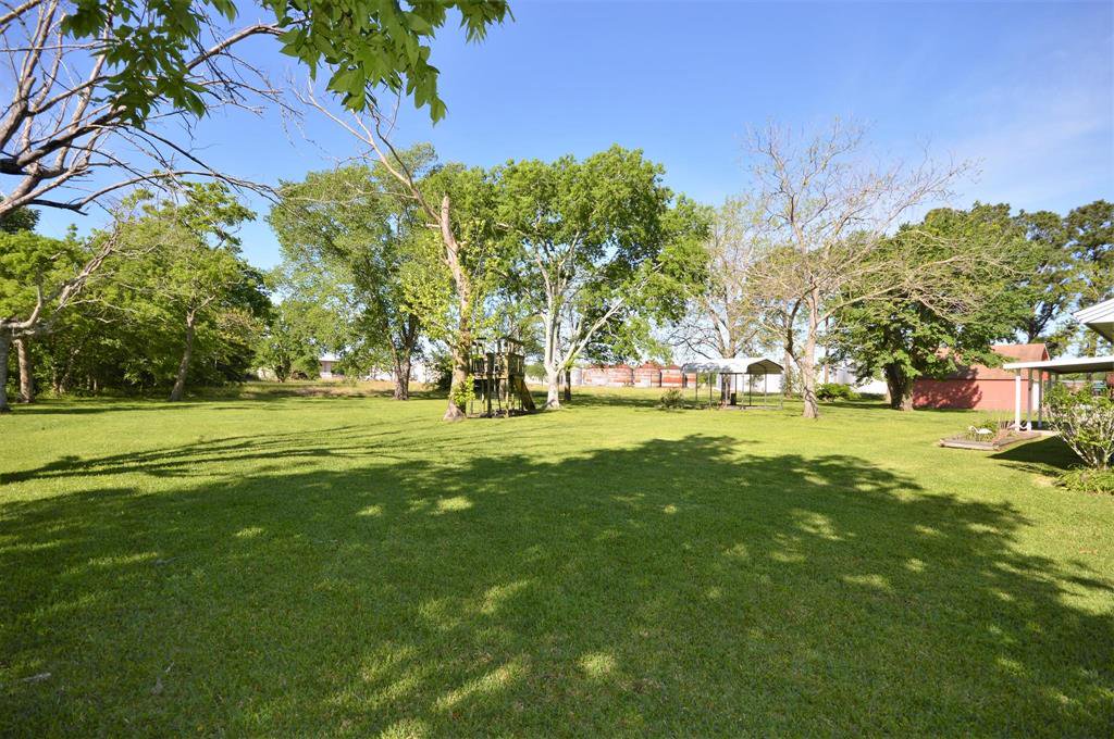 zig_zan's tweet image. 3BHK - Single Family 

Fantastic home in need of a #remodel Home took #water during Harvey This 3 #bedroom with  study could be a 4 #bedroom home on 1 acre of land Home offers a 2 #car attached #garage, covered #porches, and a large #storage barn 

 Visit: goo.gl/cGAFRk