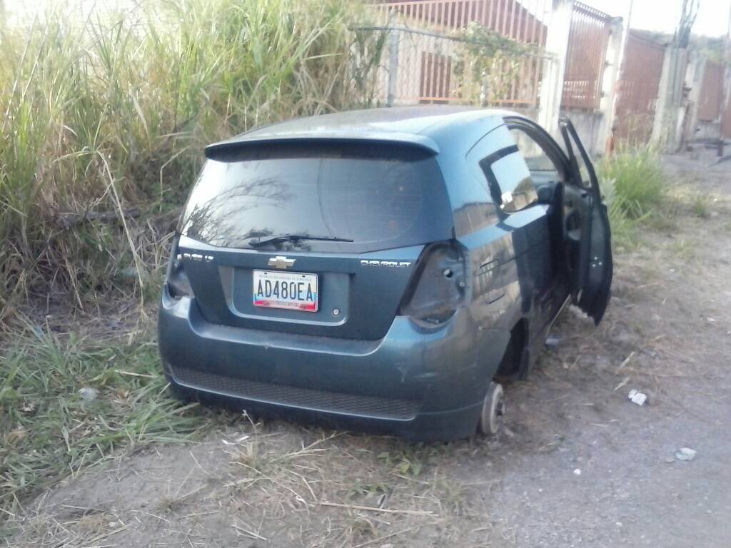 JAK_MATE's tweet photo. Buen día mis Amigos Guerreros del Teclado x favor pasar esta información Carro Chevrolet casi desvalijado en guatire x Express, a ver si aparece su dueño antes q no quede nada.. antes q llegue tránsito y lo secuestren en un estacionamiento d tantos q hay .. Rt masivo Gracias https://t.co/SBK9y8GBsI