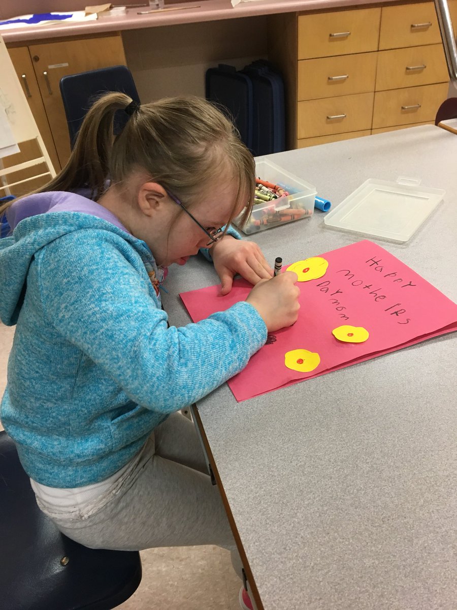 Kinder_lynn's tweet image. Making Mother’s Day card!#StMTCourtice #Pvncserves