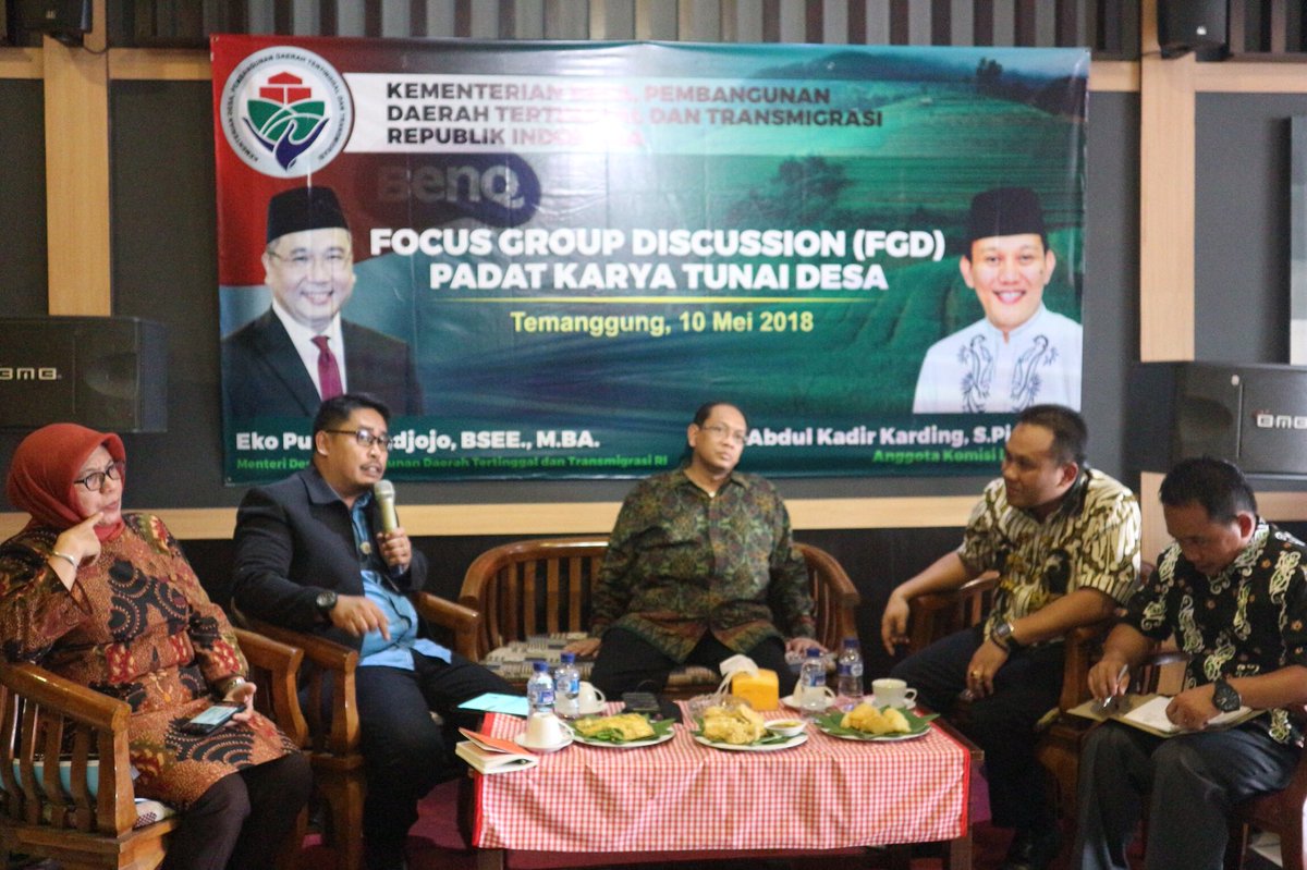 tppindonesia's tweet photo. FGD ttg Padat Karya Tunai (PKT) di Desa, bersama kades di Kab. Temanggung Jawa Tengah.
.
Hadir sebagai narasumber Direktur PMD Fachri Labalado, Direktur  Sarana Prasarana Ibu Ida dan Direkur TTG Bapak Suprapedi.
.
#DanaDesa
#PadatKaryaTunai
#PendampingDesa https://t.co/SBh0XUuoAQ