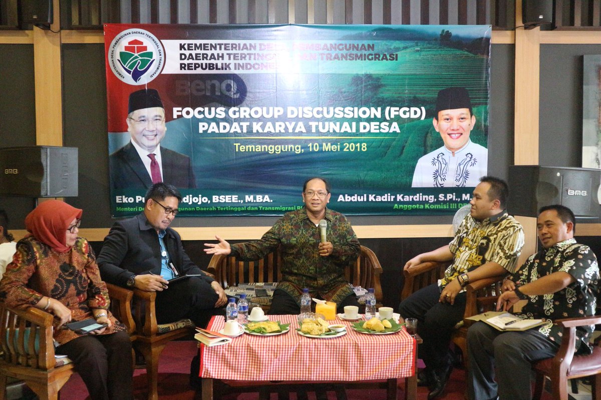 tppindonesia's tweet photo. FGD ttg Padat Karya Tunai (PKT) di Desa, bersama kades di Kab. Temanggung Jawa Tengah.
.
Hadir sebagai narasumber Direktur PMD Fachri Labalado, Direktur  Sarana Prasarana Ibu Ida dan Direkur TTG Bapak Suprapedi.
.
#DanaDesa
#PadatKaryaTunai
#PendampingDesa https://t.co/SBh0XUuoAQ