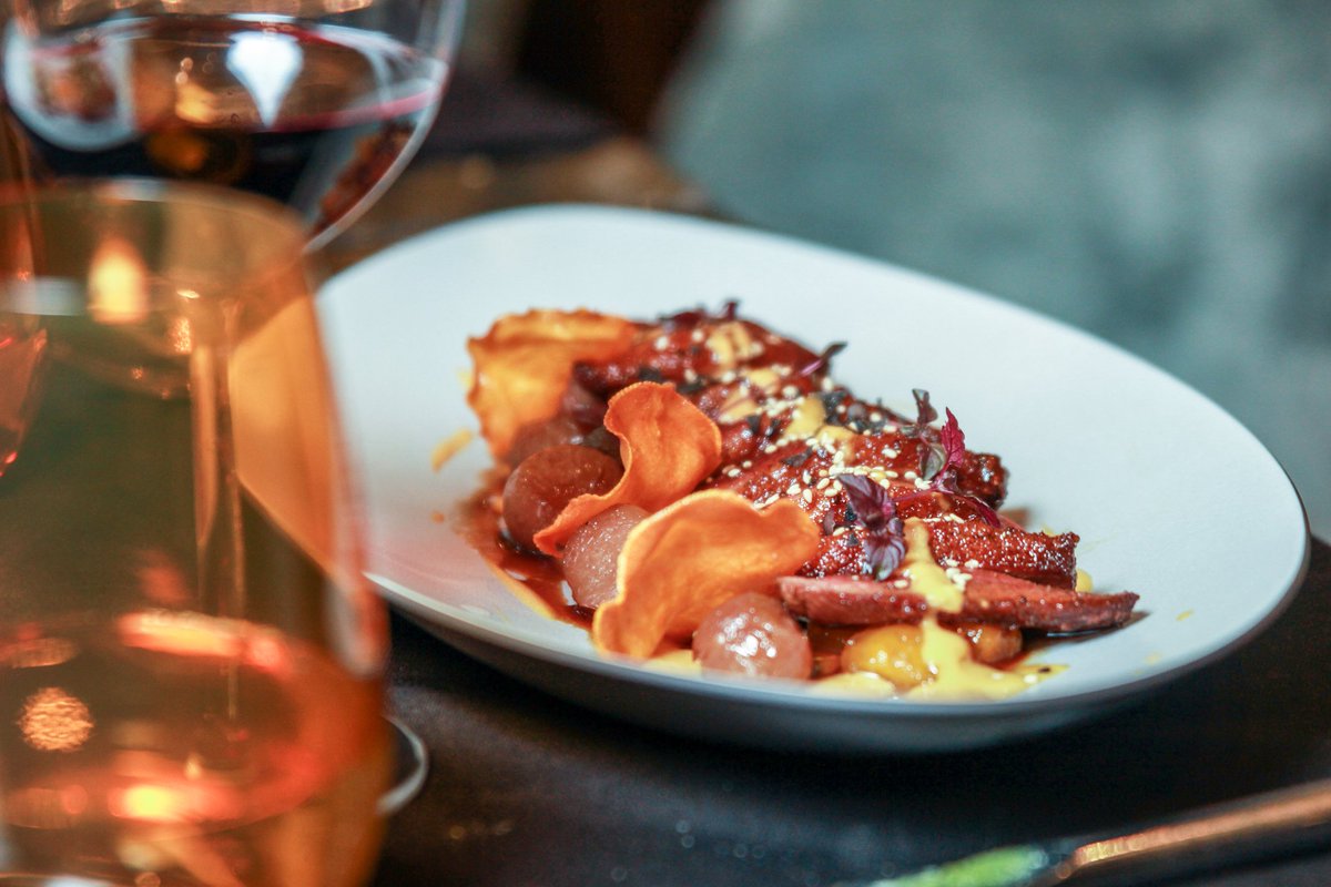 Nuestra #CocinaViajera invita a recorrer el mundo a través de los sabores ¿Nos acompañas 😊? ¡Haz tu reserva! - ivyrestolounge.com #gastronomia #bcn #barcelona #felizjueves #cena