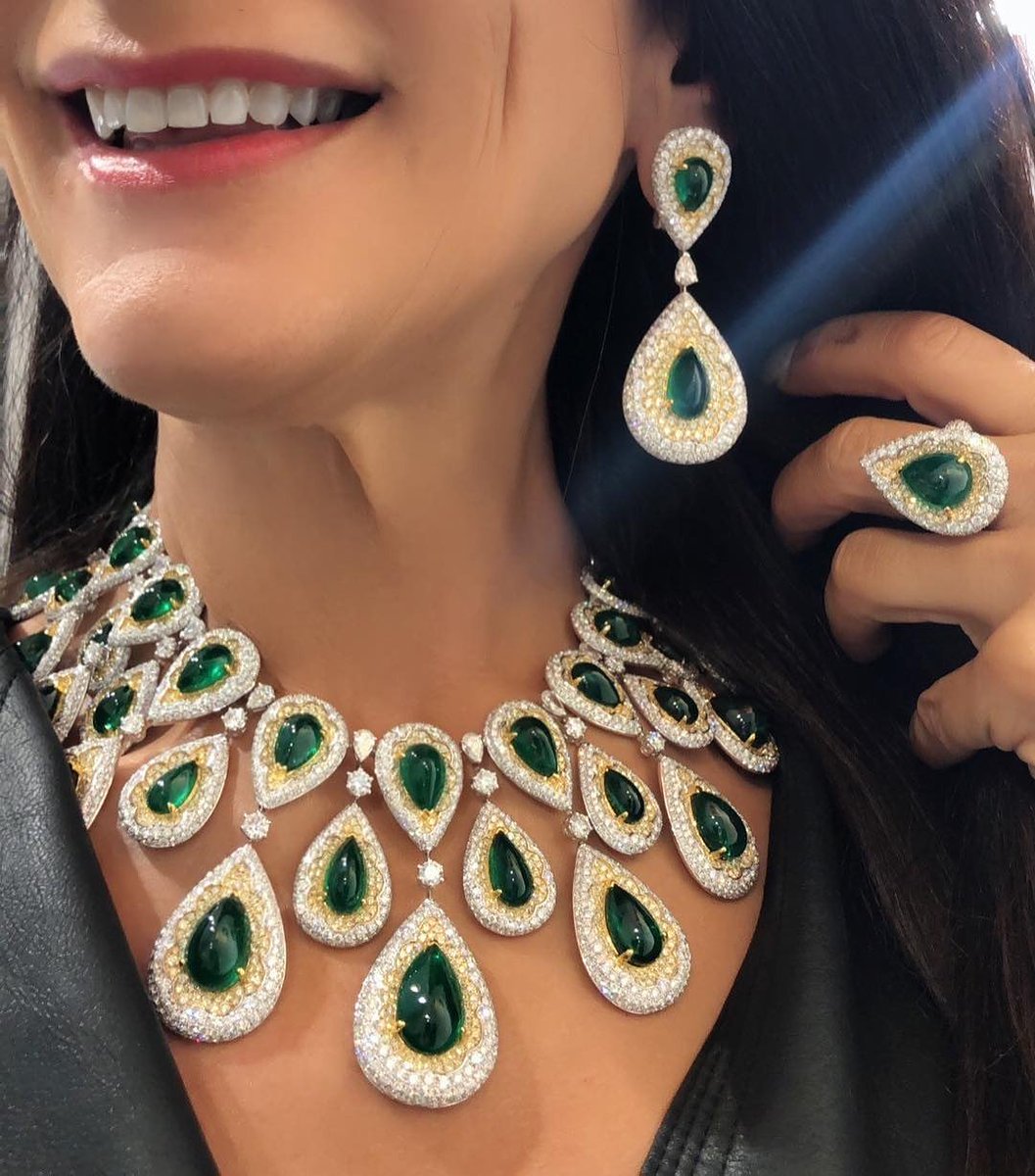 Dia_logues's tweet photo. repost via @instarepost20 from @thediamondsgirl Now that’s a good start to GemGeneve!!!! Dripping in #DiaColor emeralds and diamonds, and you can see from my smile how happy I am!!! Thank you @dia_logues for making me feel like a Green Queen!!!! 💚💚💚 #thediamondsgirl https://t.co/lndva1ONxb