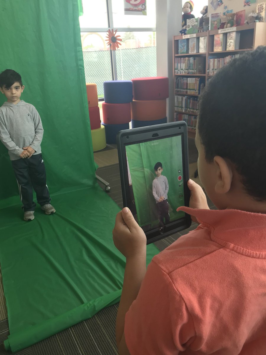 Nodell_library's tweet image. Quiet on the set! @MLoCascio13 Ss are using the green screen with @DoInkTweets app to tell about the animals they researched! @Hampton_Street #researchisfun #MineolaProud