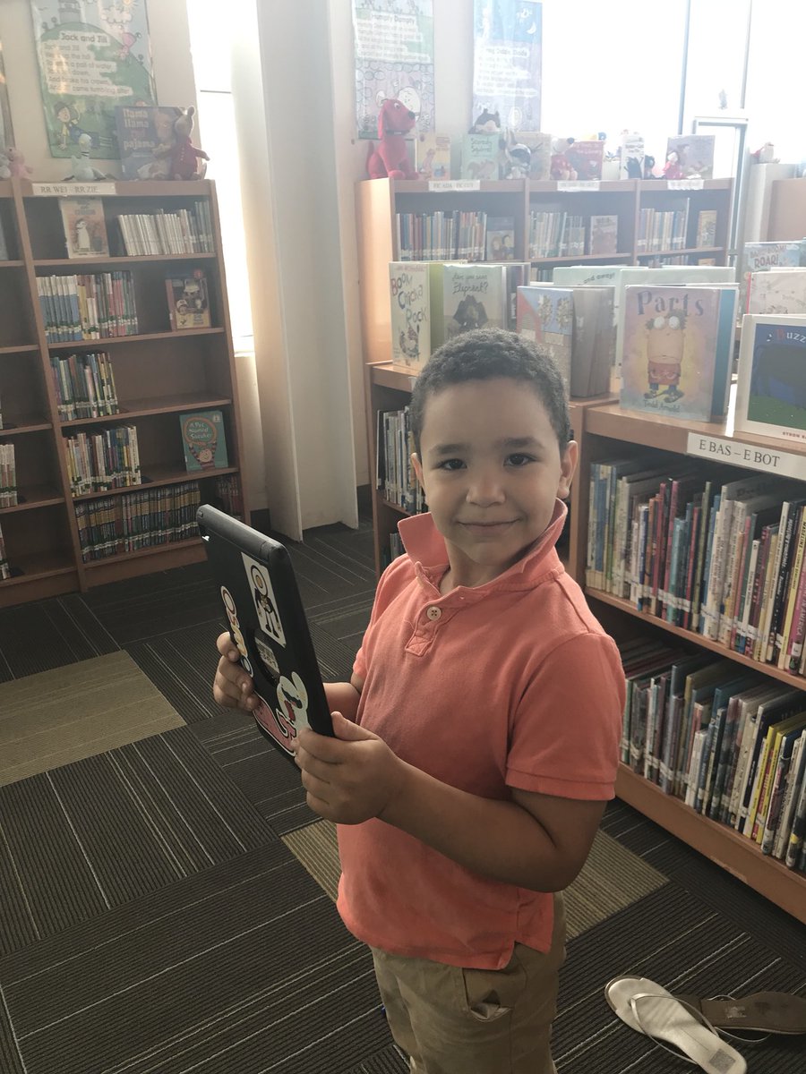 Nodell_library's tweet image. Quiet on the set! @MLoCascio13 Ss are using the green screen with @DoInkTweets app to tell about the animals they researched! @Hampton_Street #researchisfun #MineolaProud