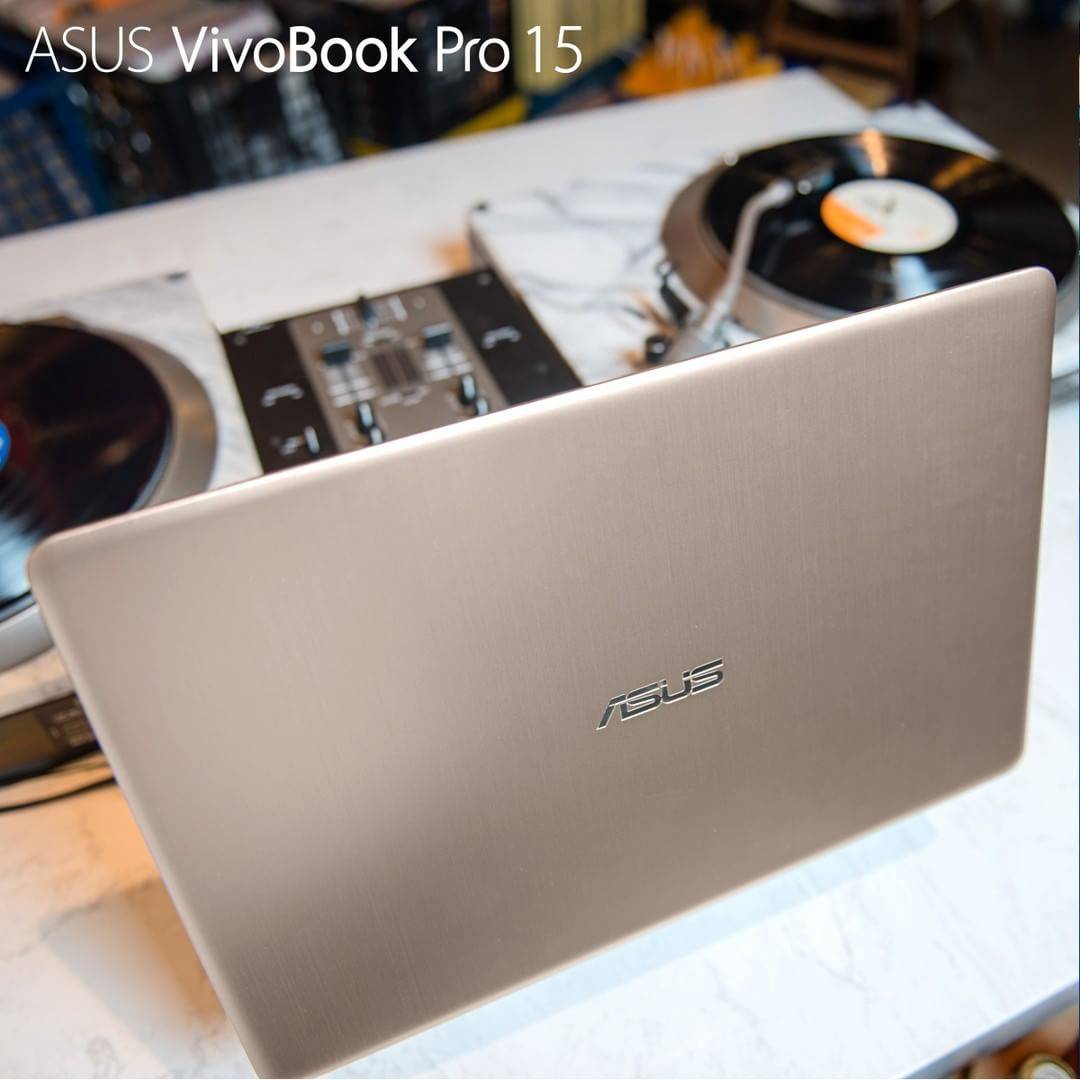 ASUSSrbija's tweet image. #VivoBook Pro je super-talentovan za muziku, a i izgleda prelepo iz svih uglova.

#ASUS #PClaptop #laptop #multimedia #music #audio #sound