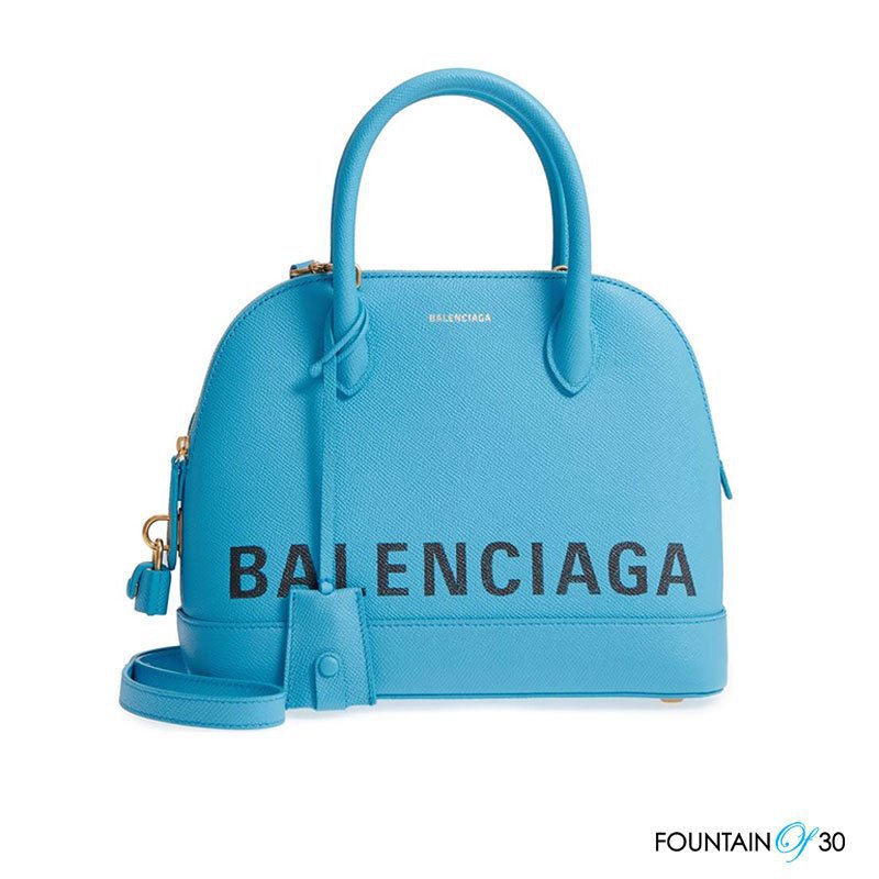 FountainOf30's tweet image. The latest trend is in-your-face: bold logo bags for spring! @gucci @versace @balenciaga #over40style #over40trends #howto #logobags fountainof30.com/wearable-trend…