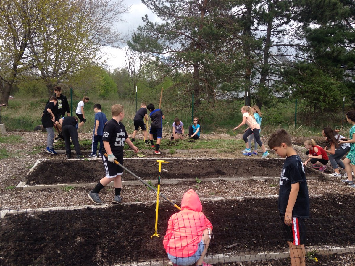 BLEBulldogs's tweet photo. BLE 5th graders prepare the garden for another year of hands on learning. https://t.co/ewG3VrkCC1