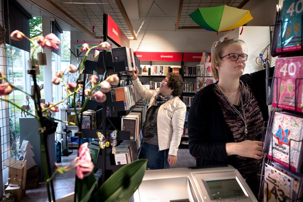 Heb jij (of uw naaste) een indicatie uit de #Wmo of #Wlz? Dan is werken binnen onze leer- en werkplaats Maeykes Bibliotheek in #SintNicolaasga misschien wel wat voor jou!  #dagbesteding Bekijk de vacature op: buff.ly/2K4vTmy