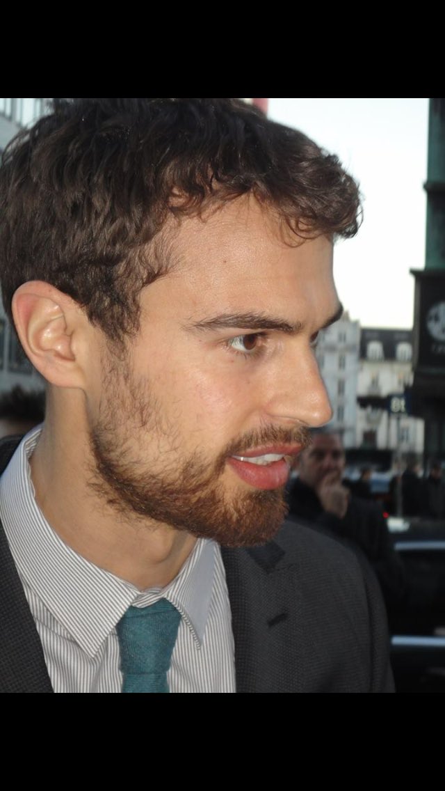 emmarosenjh's tweet photo. can you believe i took this picture of theo james💕 https://t.co/jniJsrWpwl