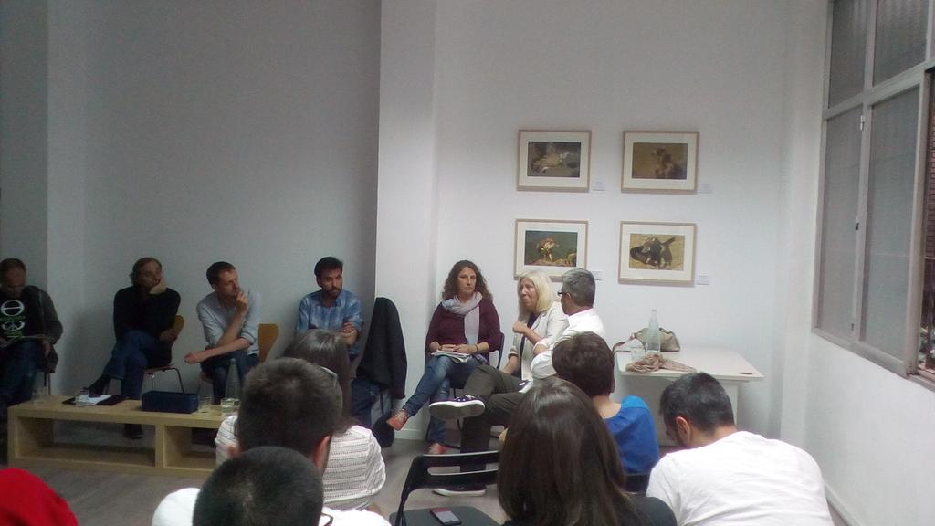 cloticuellar's tweet photo. @anaetc 'Nos movemos en el mundo de  la emoción y debemos saberlo para llegar a la gente'. @PedroEcheve 'no se entiende la pugna de parte del mundo científico contra la ecología'. 
Una alegría cuando me encuentro con l@s compañer@s que nos ayudan a reflexionar junt@s. Gracias! https://t.co/5djtrhPcBW