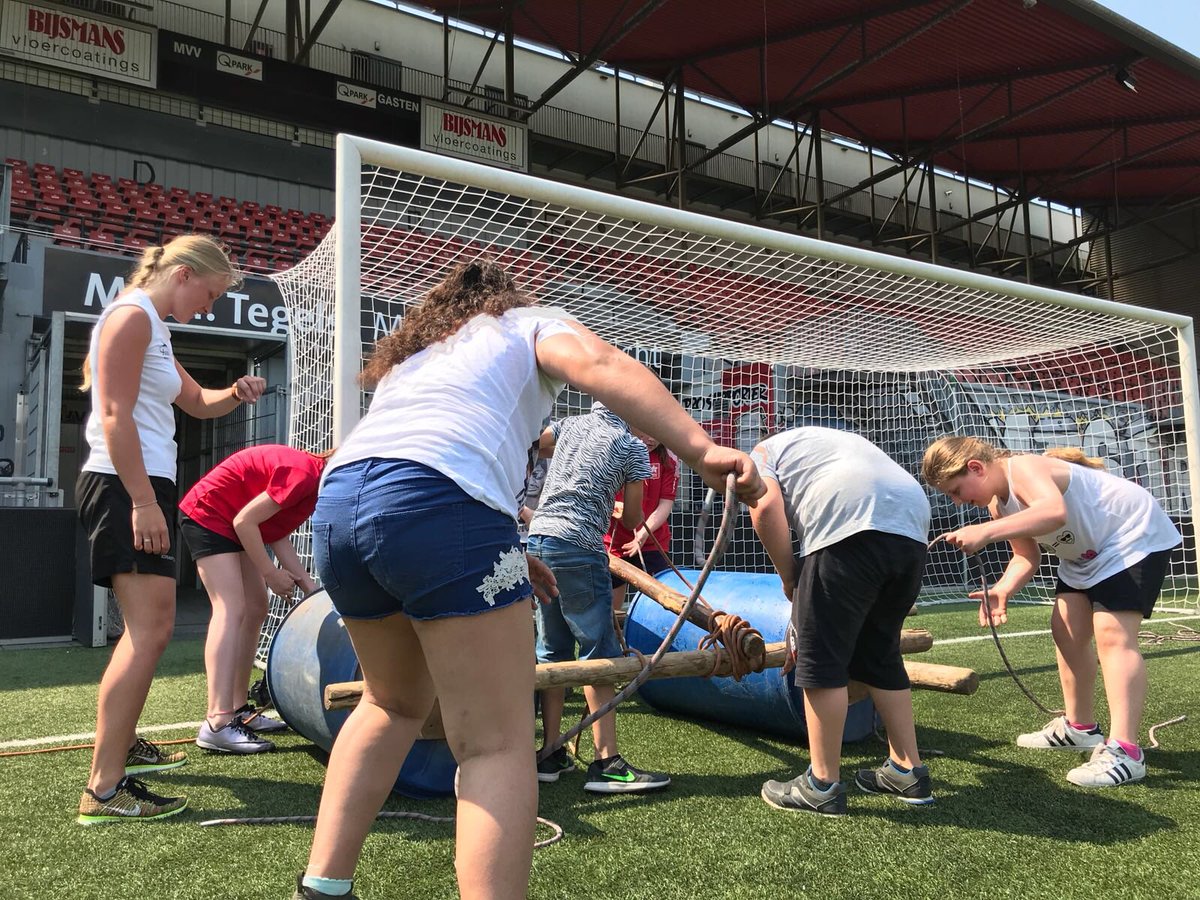 JoyceRoumen's tweet photo. In het MVV stadion vond gisteren i.s.m studenten @Sporthogeschool de COACH Sportdag plaats voor alle 8-12 jarige deelnemers, ondanks de hitte zijn de kinderen lekker actief geweest! Zo proberen we ook deze kids plezier in sport &amp; bewegen te laten ervaren! #Maastricht Sport #MUMC+ https://t.co/Xo8hvxHaOz