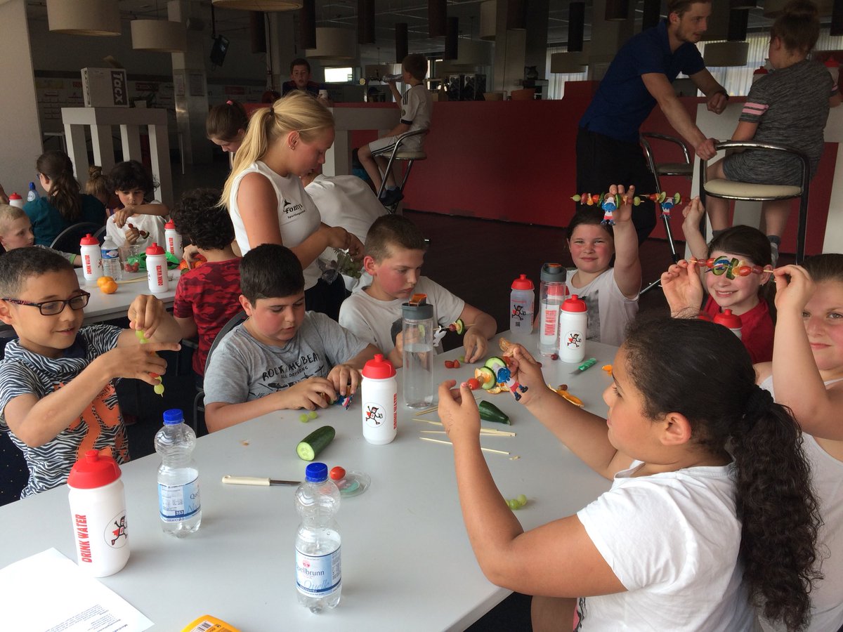 In het MVV stadion vond gisteren i.s.m studenten <a href="/Sporthogeschool/">Sporthogeschool</a> de COACH Sportdag plaats voor alle 8-12 jarige deelnemers, ondanks de hitte zijn de kinderen lekker actief geweest! Zo proberen we ook deze kids plezier in sport &amp; bewegen te laten ervaren! #Maastricht Sport #MUMC+