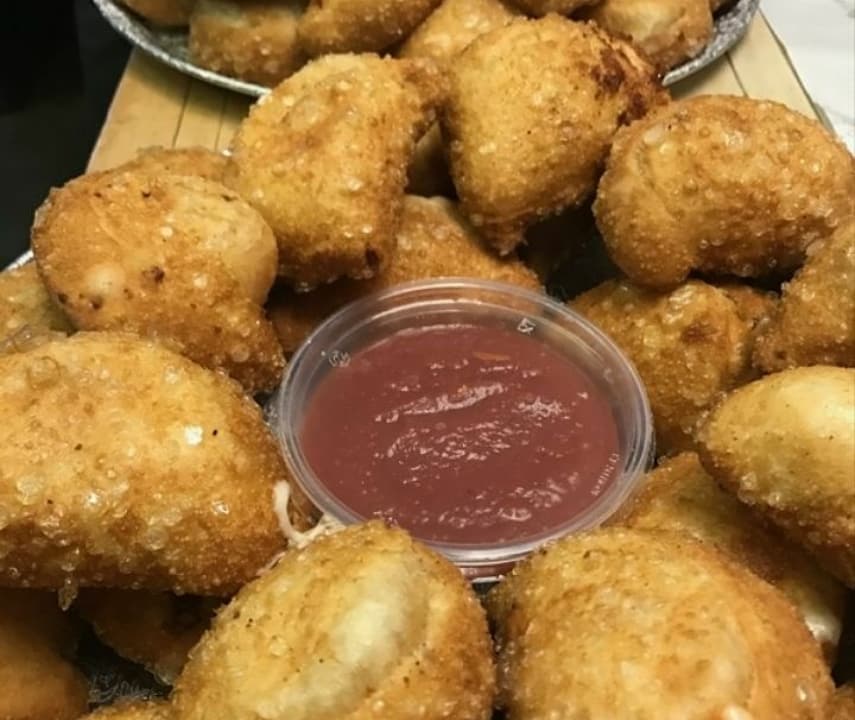 insideoutspizza's tweet photo. Mini inside-out pizza party trays get these deep fried pillows of cheezy goodness for ur next party ,bbq ,get to gether!! 215-755-7946 #partytrays #phillyfoodies #deepfriedpizza #philly #eaterphilly https://t.co/QUvp1H9JN5