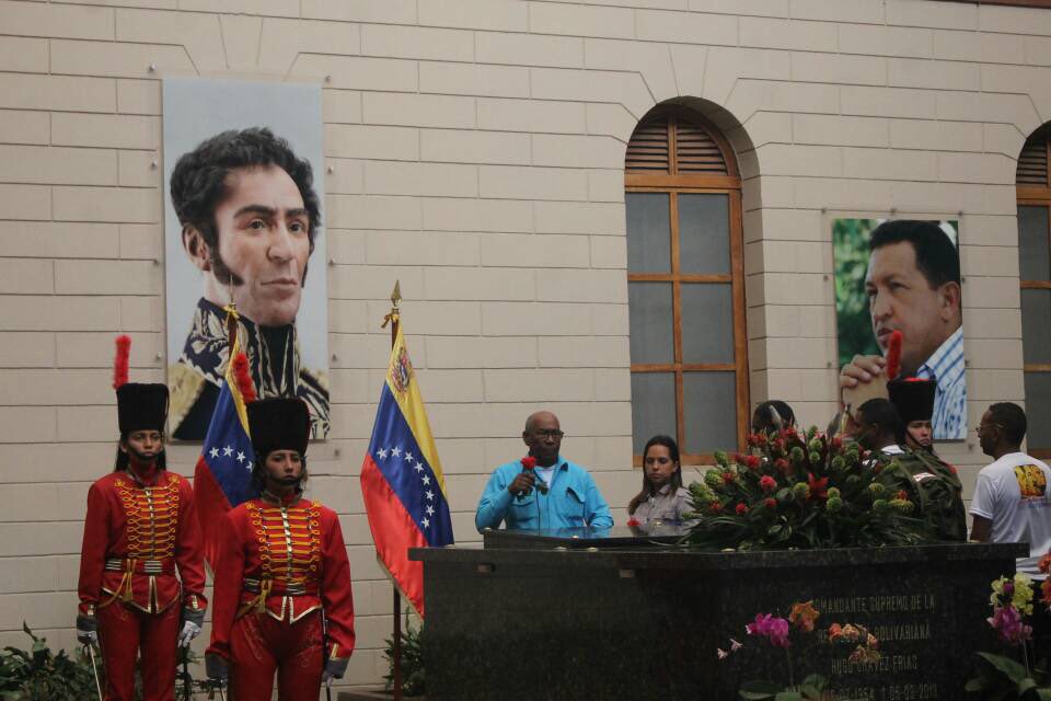 FidelVsquezPSUV's tweet photo. Hoy homenajeamos en el Cuartel 4F al Comandante Hugo Chávez quien es símbolo de la lucha Afrodescendiente. Desde aquí juramos que mantendremos vivo su legado acompañando al Cimarrón Mayor @NicolasMaduro . Viva el Frente Afrojuvenil Antiimperialista José Leonardo Chirinos https://t.co/Lj4L5wJt9n