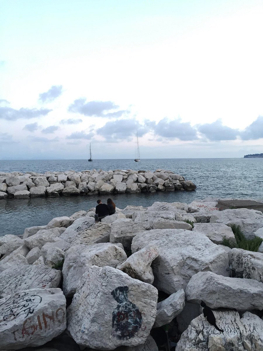 ziguline's tweet photo. Il #novemaggio è ormai andato e oggi, restiamo con il ricordo di un live che resterà nella storia: #LIBERATO, a #Napoli, al tramonto | https://t.co/xubZ474dz0
#tutescurdateeme #intostreet #tevojebeneassie https://t.co/yvwPZPr6NX