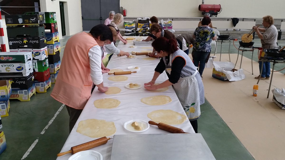 Avui dijous dia de fer orelletes per la festa del bandoler. Les podreu comprar aquest diumenge al recinte bandoler, n'hi ha gairebé 500, però s'acaben ràpid!! Moltes gràcies a l'Associació de Dones i totes les col.laboradores que han treballat tota la tarda!