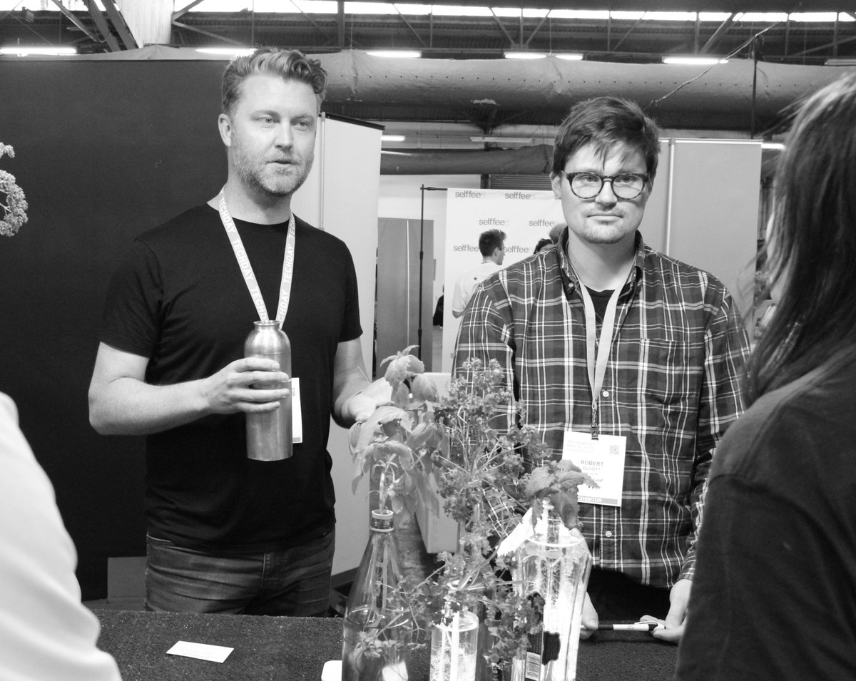 Columbia_Biz's tweet photo. From a CBS ambassador last year to an exhibitor this year, @NateLittlewood ’17 and his @geturbanleaf co-founder Dr. Rob Elliott ’15SEAS are in Columbia Alley (Booth 3008) fielding questions and pitching their low-maintenance urban garden company! 🌱 #TechDay #TechDayCBS https://t.co/ZjoXSrPJIN
