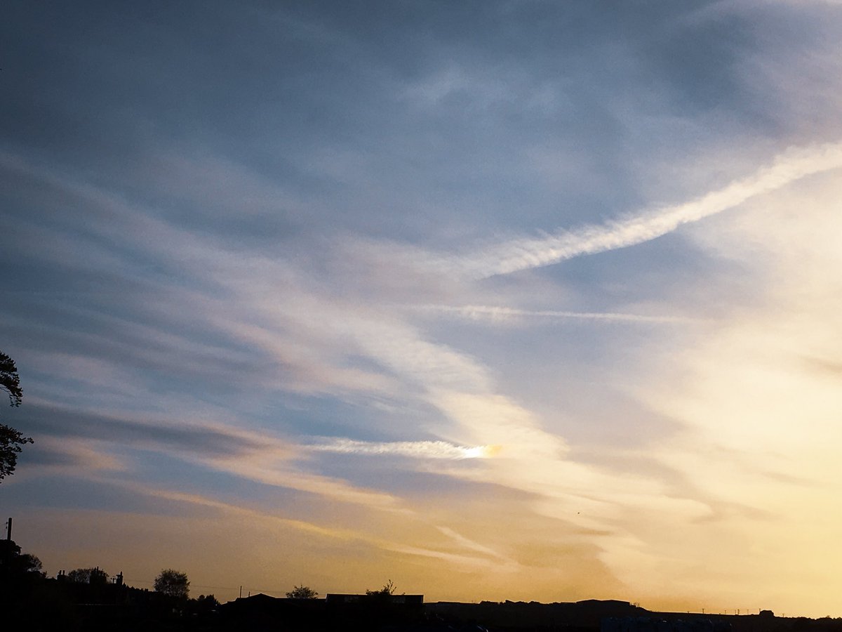 AlanBarton6's tweet image. #atmosphericrefraction #stormhour #clouds #weatherwatch #yorkshire #ThursdayMotivation #weather #Calderdale #photograpy