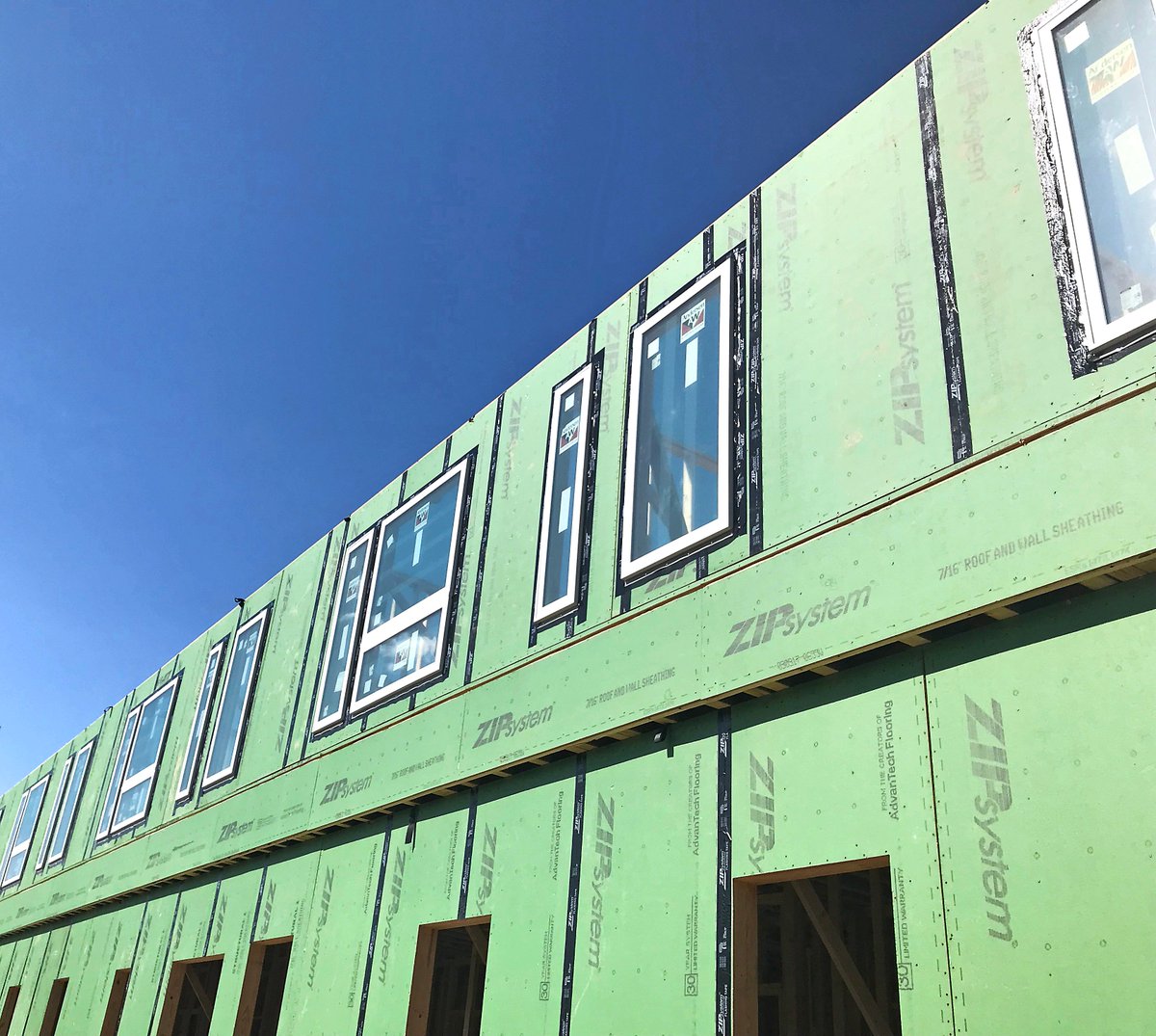 WiscHousing's tweet photo. The 60-unit Seven04 Place Apartments in Milwaukee, developed by @ImpactSevenInc & Rule Enterprises, is gaining some height! WHEDA awarded federal LIHTC's in 2016 and is also providing construction and permanent financing. #WIWorking #TransformMilwaukee #AffordableHousing https://t.co/0P16F2V0FS