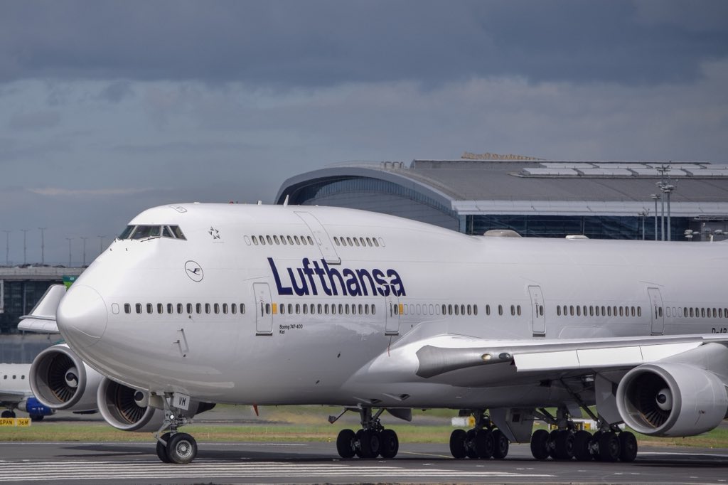 monkg57's tweet photo. Departing Dublin today to #Frankfurt #DABVM #Lufthansa @lufthansaNews the first B747-400 to be painted into the new livery. #DublinAirport #avgeek #QueenoftheSky #B747 #Boeing https://t.co/OLs0LNuq7b