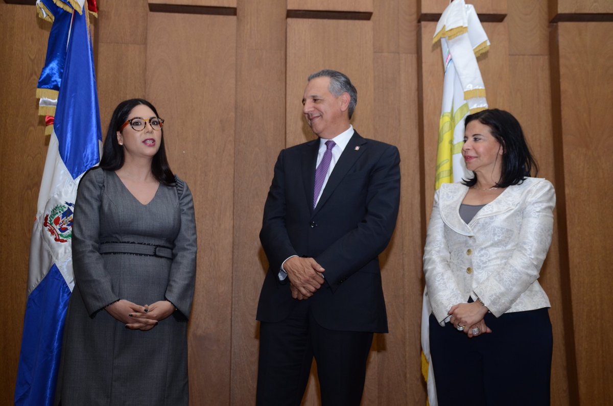 En nuestra Oficina Nacional, <a href="/kenialora/">Kenia Lora</a> toma posesión como Presidenta Ejecutiva del Consejo Nacional para la Niñez y la Adolescencia. 

Es juramentada por <a href="/JoseRPeraltaF/">José Ramón Peralta F</a>, ministro Administrativo de la <a href="/PresidenciaRD/">Presidencia de la República Dominicana</a>.