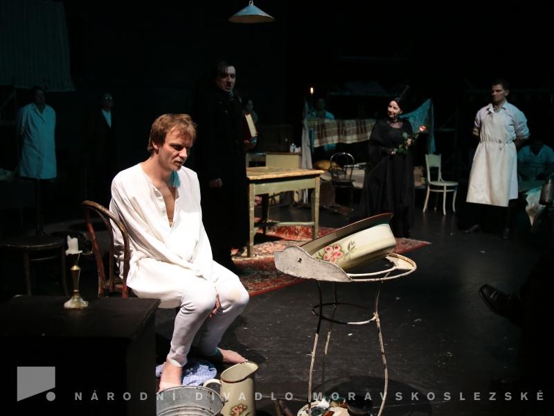 📍MŮJ BOJ (MEIN KAMPF)📍
Kultovní inscenace oceněná diváky i kritikou o neobyčejném přátelství mladého Hitlera a Žida Šlomo Herzla. Jan Hájek a Vladimír Polák v hlavních rolích! I přes rekonstrukci Divadla Jiřího Myrona  hrajeme 12. a 26. 5. a 6. 6.! bit.ly/2IyY7sF