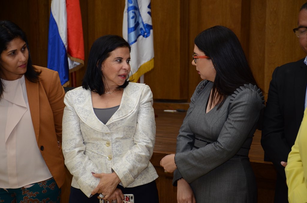 Ayer, el presidente <a href="/DaniloMedina/">Danilo Medina</a> designó a <a href="/kenialora/">Kenia Lora</a> como Presidenta Ejecutiva del #CONANIRD, con el decreto 168-18.

Con el mismo decreto, Kirsys Fernández fue designada como miembro del Consejo de Administración de <a href="/BanreservasRD/">Banreservas</a>.