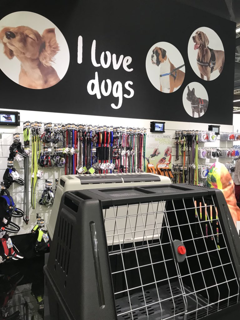 EsHolapet's tweet photo. At #holapet #welovedogs #Interzoo2018 . Do you too? https://t.co/CVW9BSRRWz