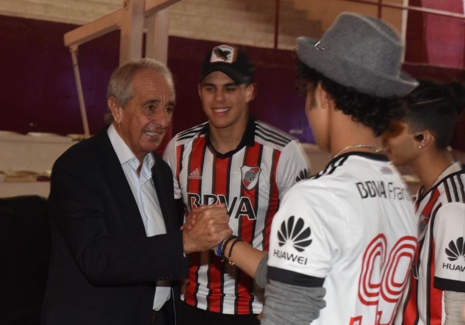 RiverPlate's tweet photo. #CNCOEnRiver 🎶

🎤 Antes de su show en el Microestadio, los @CNCOmusic saludaron a @RodolfoDonofrio y se probaron la camiseta tricolor del Más Grande. https://t.co/UQvbHUHrVu