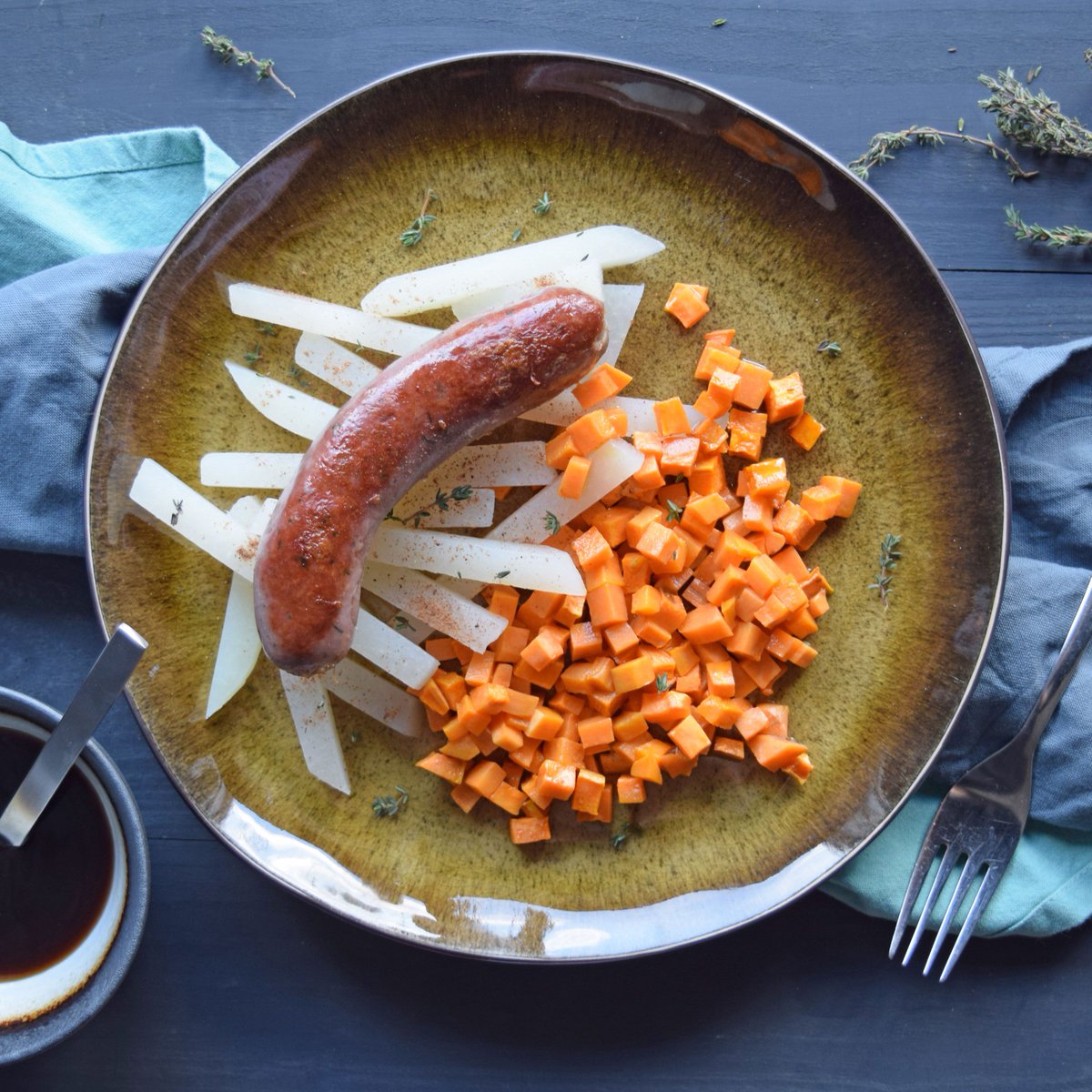 Probeer eens deze zoete aardappel uit de oven met een lamssaucijsje met rozemarijn en knoflook, koolrabi en jus met kruidnagel. Een heerlijke combinatie! 🐑🐑🐑