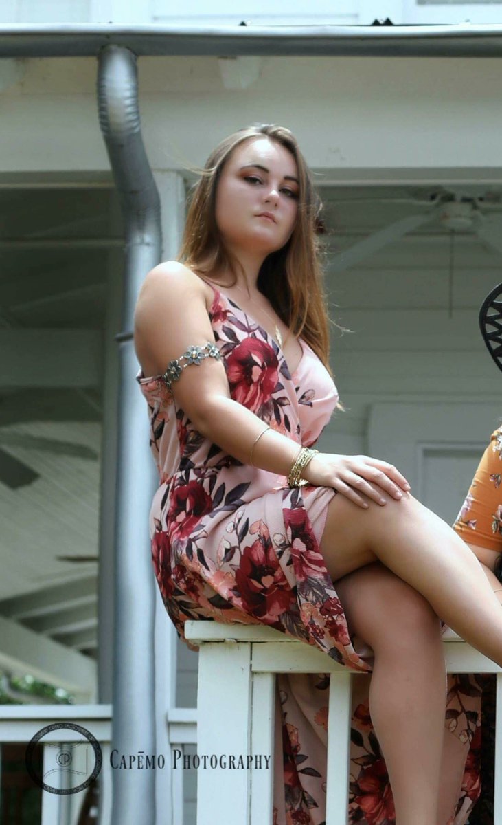 KinkyFiona's tweet photo. Why yes, yes I did crop my friends out of this cus I thought I looked the best 😈 #badgirl #sugarbaby #selflove #dm me #flawless #wallettrap #givemeyourmoney https://t.co/GBVdLSmZZY