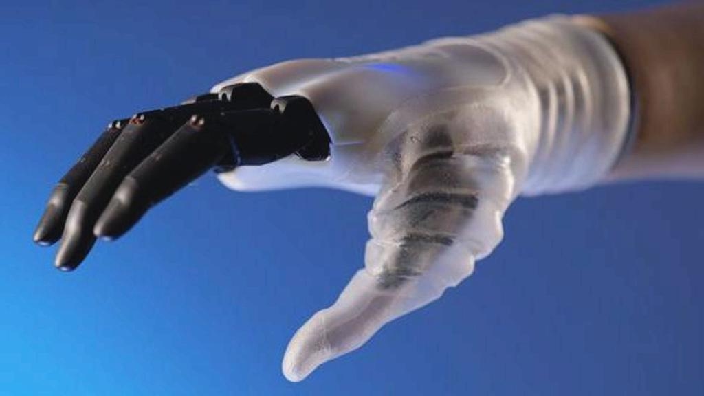 LaStampaTV's tweet photo. VIDEO | Pronta la mano bionica che piega le dita come quella naturale https://t.co/hG2mLYhIpE @LaStampa https://t.co/aO9Yv4Zv4b