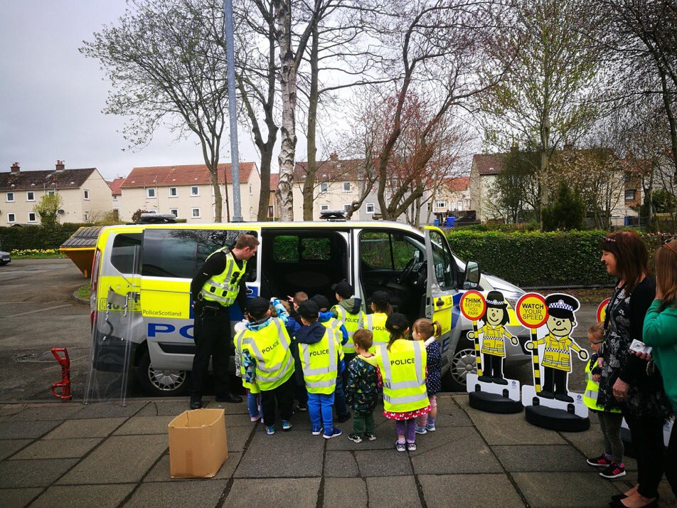 School_RdSafety's tweet photo. Surely if Parents took the time to #Think about #WhereToPark outside their #Childrens #School instead of #ParkingOnZigZags or #ParkingOnYellowLines there would be #LessAccidents involving #Children #ParkSafe #ThinkBeforeYouPark #SlowDown #KeepOurKidsSafe #WednesdayWisdom https://t.co/iOONZWP0q4
