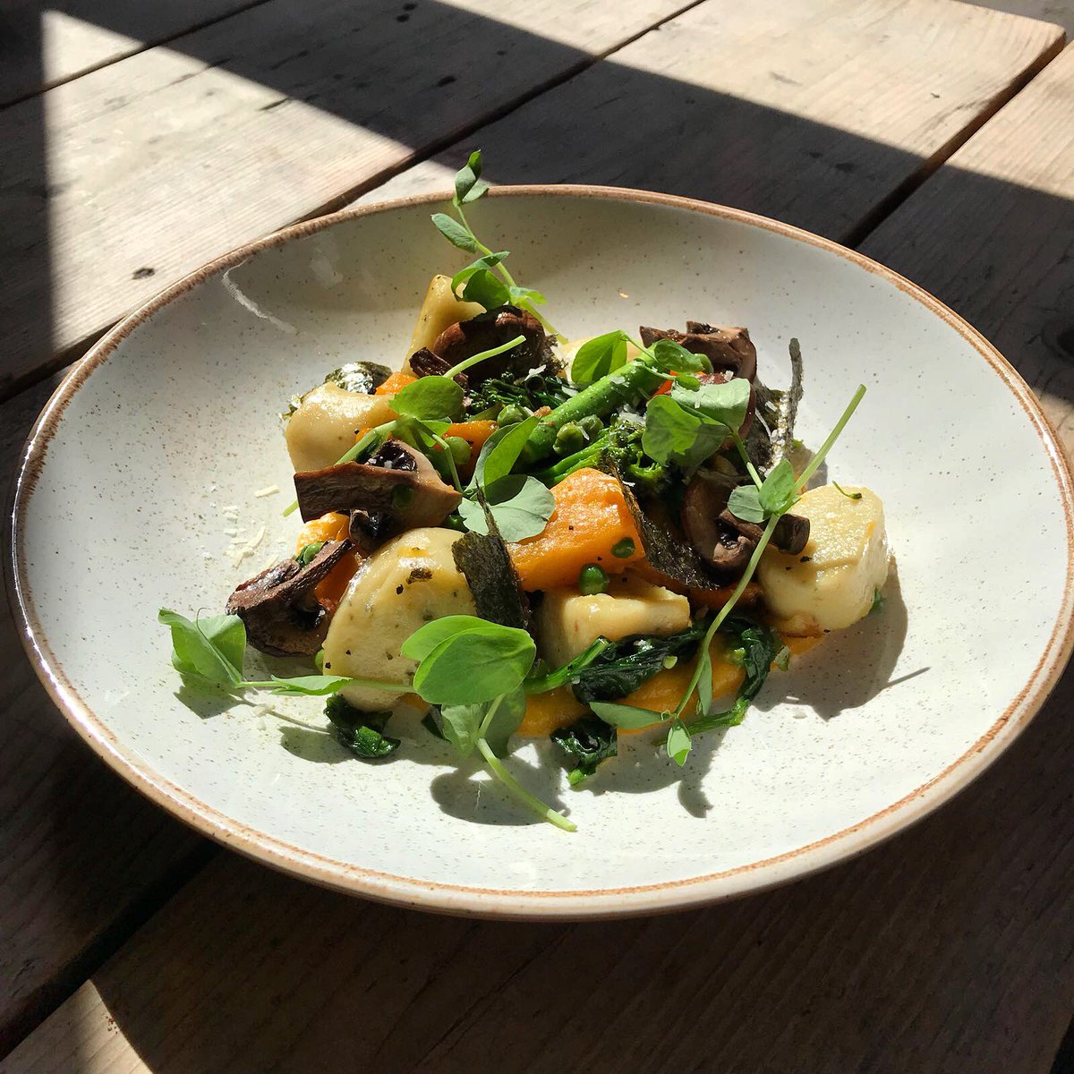 firebirdglasgow's tweet photo. Make dinner plans this bright Thursday evening with our Potato gnocchi accompanied by kombu, butternut purée, mushrooms &amp; crispy seaweed...

1321 Argyle St | 0141 334 0594

#gnocchigoals #firebirdglasgow #tastyeats #glasgowfood #dinnersorted https://t.co/51coV9ndev