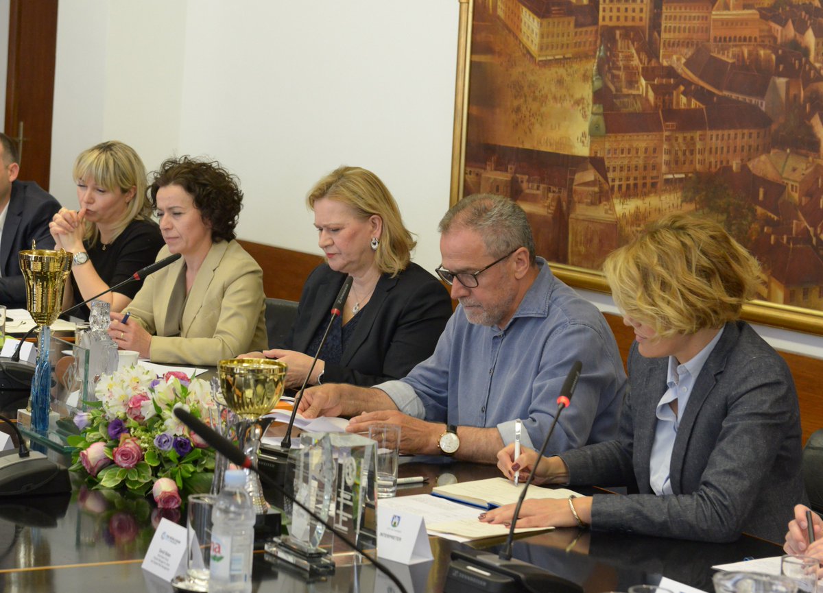 ecapannelli's tweet photo. As part of the #CountryPartnershipFramework consultations for #Croatia, discussing potential technical support for #Zagreb’s further development into modern, beautiful and smart #EU capital with mayor @MilanBandicGZ and @WorldBank #UrbanDevelopment experts. @wwwzagrebhr https://t.co/jn6TEkIL9w