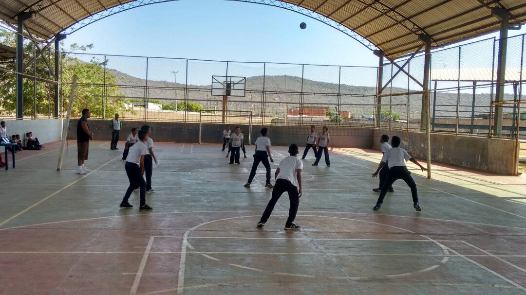 AlcaldiaManeiro's tweet photo. Hoy se dio continuidad a los Juegos Deportivos Escolares Maneiro 2018,de la disciplina Voleibol, categoría 2006-2007-2008 donde se midieron los equipos de UENB Petra Suárez de Piñerúa Vs. UENB Víctor Cedeño, y UEM Bernardo Acosta Vs. UENB José Joaquín de Olmedo #municipioejemplar https://t.co/b5ZKM8GHqg