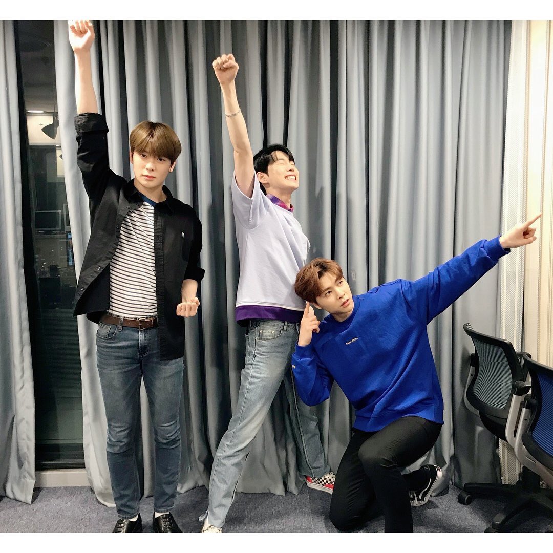 lee_minitenten's tweet photo. งานพรีเซนต์ของกลุ่มอื่น 
งานของกลุ่มกู https://t.co/PyUMJkI7Pe