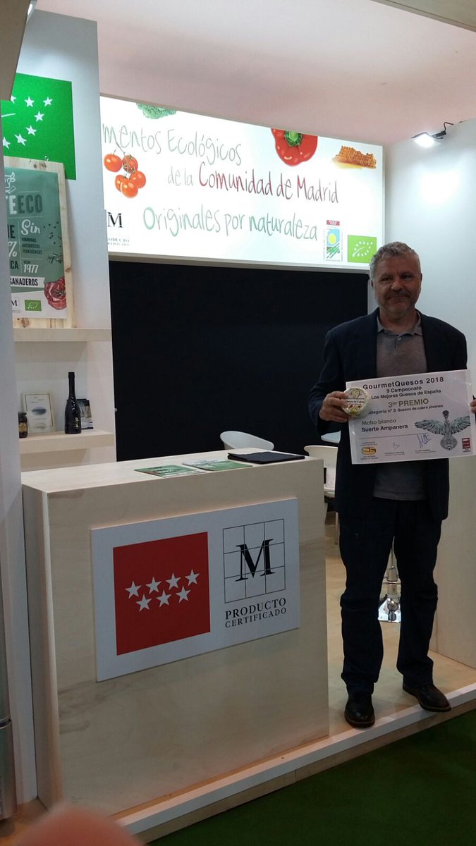 medioambientecm's tweet photo. Un queso ecológico madrileño con el sello #MProductoCertificado @MadridCalidad, entre los mejores de #España. Enhorabuena a Suerte @ampanera, ganadería y quesería de Colmenar Viejo. https://t.co/BLUUe6aHiW