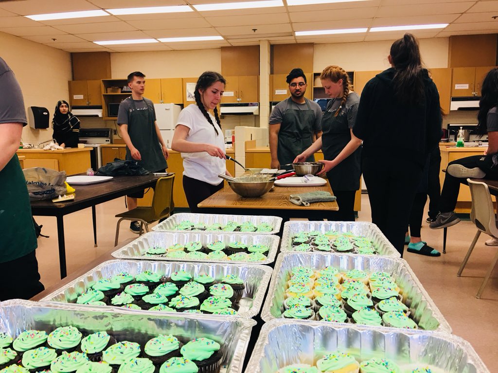 l_ciardullo's tweet photo. Hey @stmcss come up to the front of the cafeteria and sign your name on a heart and take some information from our @MentalHealthWeek info booth!  #GetLoud https://t.co/KjKZH8epBy