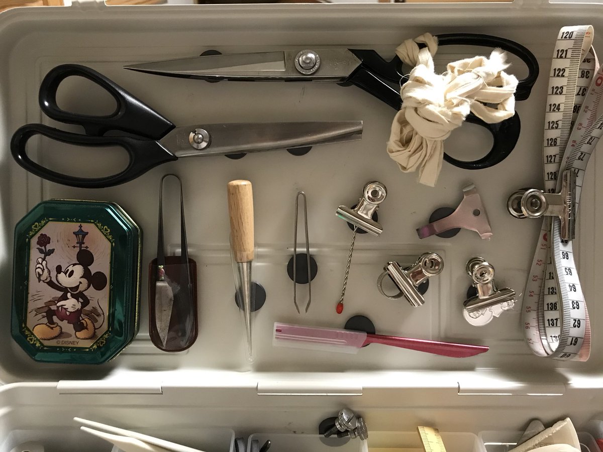 つばきち 無印良品 工具箱 あなたの裁縫箱見せてください 蓋によく使う物を磁石で貼りまくった 磁石にくっつかない物も 目玉クリップで挟んで強制的に磔獄門 磁石多用 仕切りも無印良品さんのデスク内トレー細長いやつ5つ