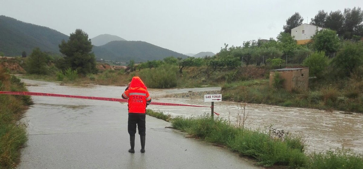 ⚠️ Cortada la carretera De la Fuente Mula/Portugales a la altura de las casas rurales “Las Viñas” por crecida de la rambla. Extremen precaución en pasos de rambla y ríos. #ProtecciónCivil #Bullas #FMA  <a href="/PC_BULLAS/">Protec. Civil Bullas</a>