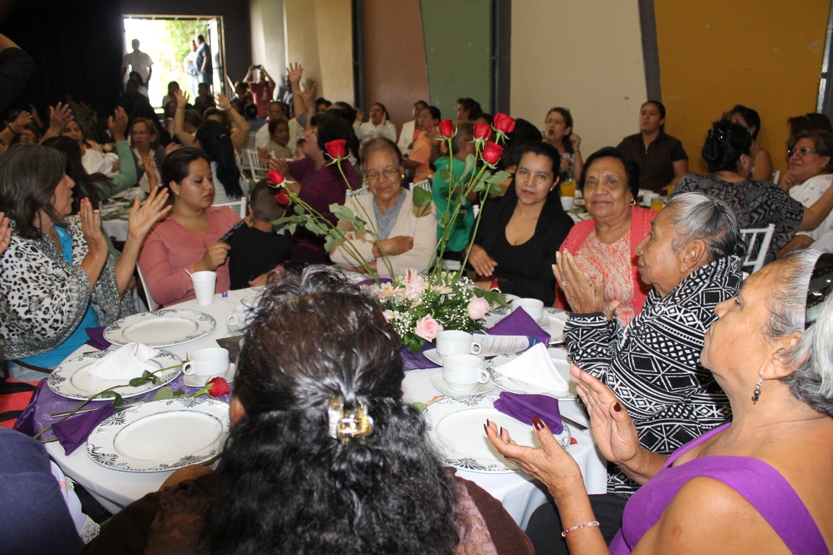 Acompañamos a nuestro candidato Cuauhtémoc B. en el desayuno del 10 de Mayo, cerca de 500 mamás con el.

#TeamCuauh