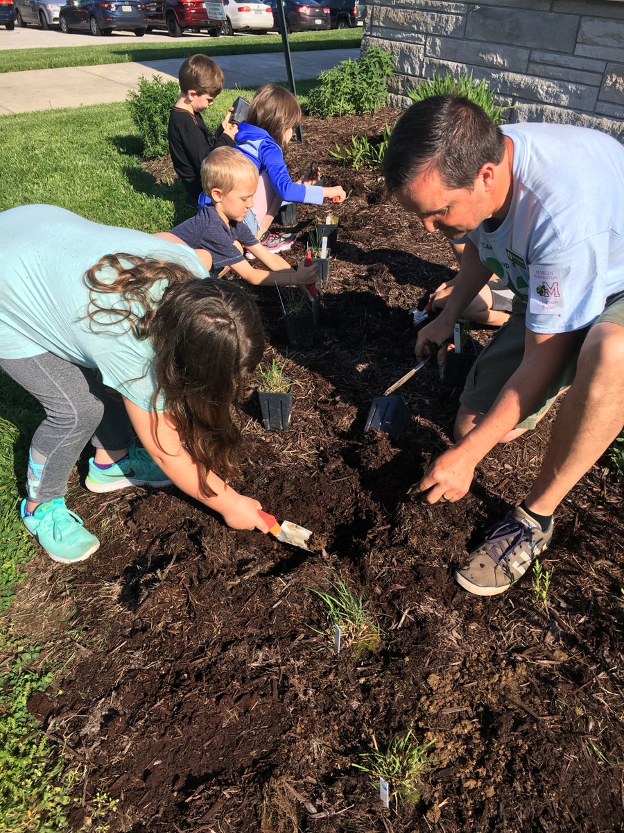 MarlinDragons's tweet photo. GOING NATIVE! Mrs. Lewis' 1st graders worked with @SycLandTrust to add additional native plants to the outside of Marlin. Come visit and see their great efforts! #GoDragons https://t.co/Iqdmc4rhuc