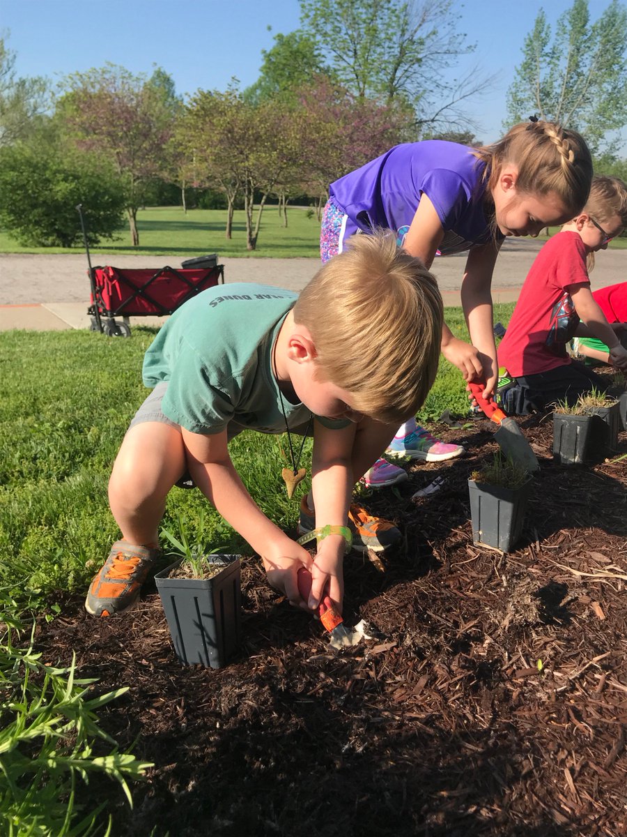 MarlinDragons's tweet photo. GOING NATIVE! Mrs. Lewis' 1st graders worked with @SycLandTrust to add additional native plants to the outside of Marlin. Come visit and see their great efforts! #GoDragons https://t.co/Iqdmc4rhuc