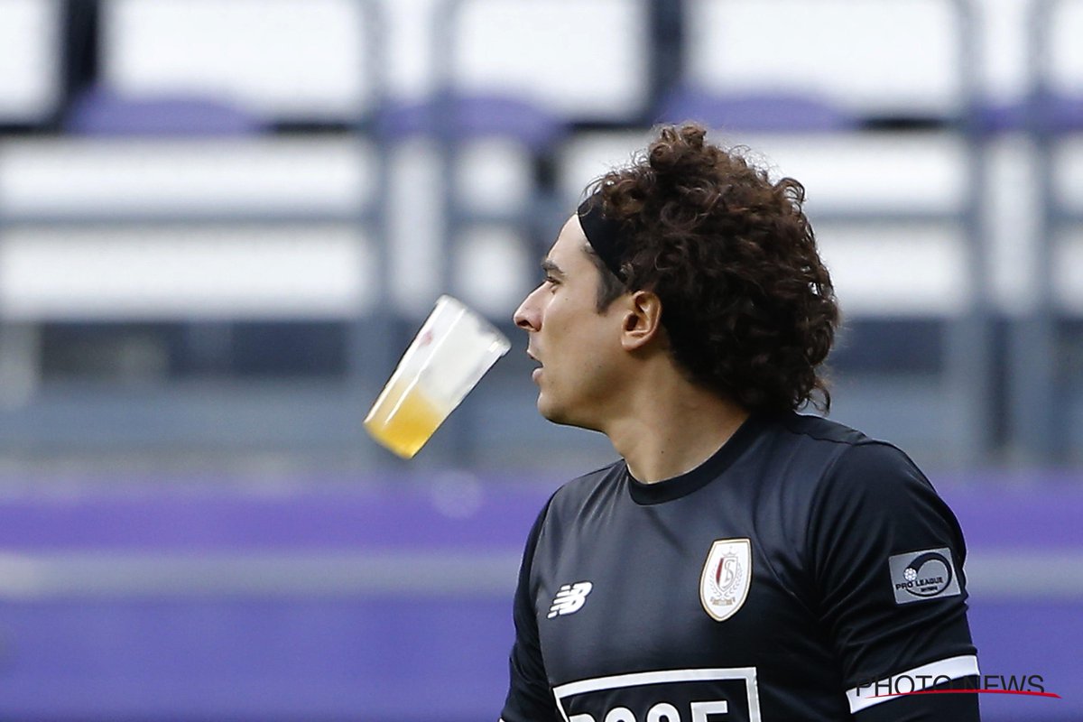 Standard_RSCL's tweet photo. 🍺 @yosoy8a remercie les supporters pour la bière - @yosoy8a bedankt de supporters voor het pintje 😉 #andsta #RSCL https://t.co/apBVwZ7RNw