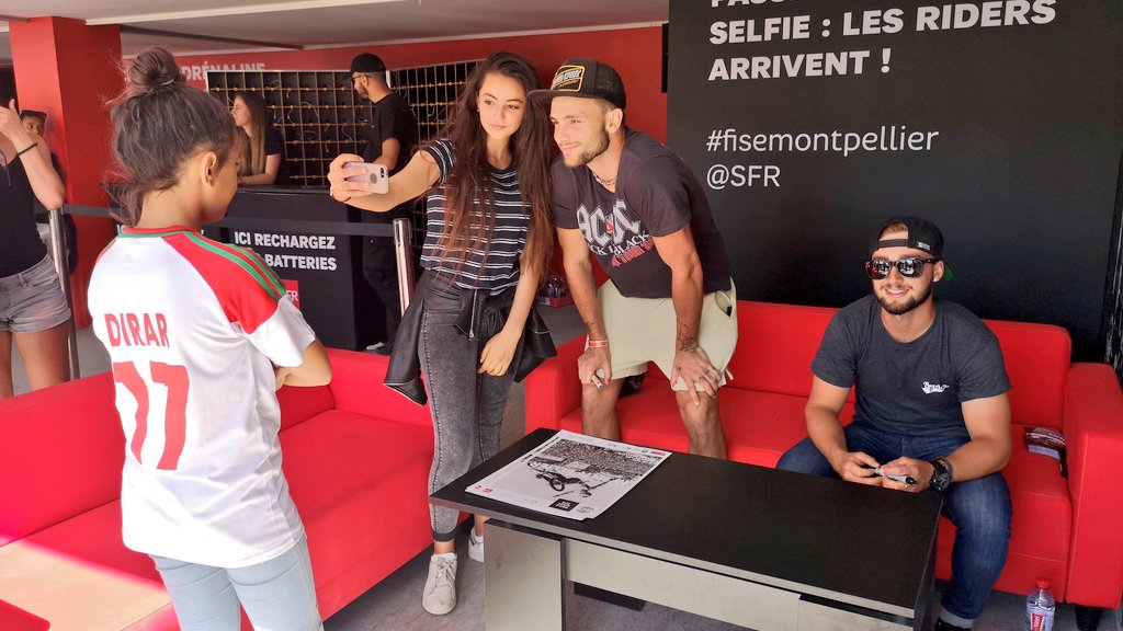 IT'S TIIIIIME!📣📣📣 Les stars du <a href="/fiseworld/">FISE</a> <a href="/jeanjeanbmx/">Anthonyjeanjeanbmx</a> et <a href="/BastienGrimal/">Bastos with Love</a> sont en séance de dédicace sur le stand SFR !
Ne ratez pas votre chance ! 🤙 #FiseMontpellier