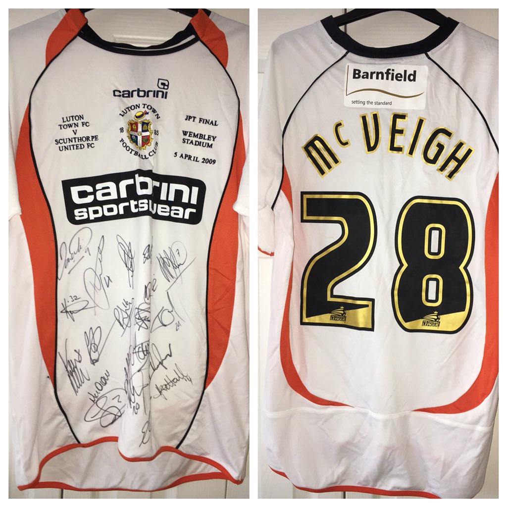 Paulmcveigh77's tweet photo. Competition Time!!!

Calling all you @LutonTown fans... 

Would you like to win my signed JPT final match worn shirt from 2009? (Even though I didn’t get on)!!!

To win this shirt, all you need to do is Follow, RT + Like this post!! #Hatters #Champions https://t.co/vwdi3c6XBV